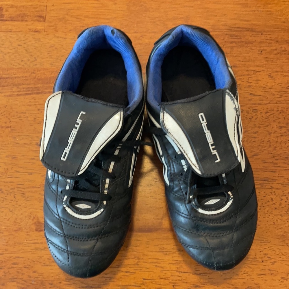 Umbro, youth soccer cleats size 2.5Y unisex